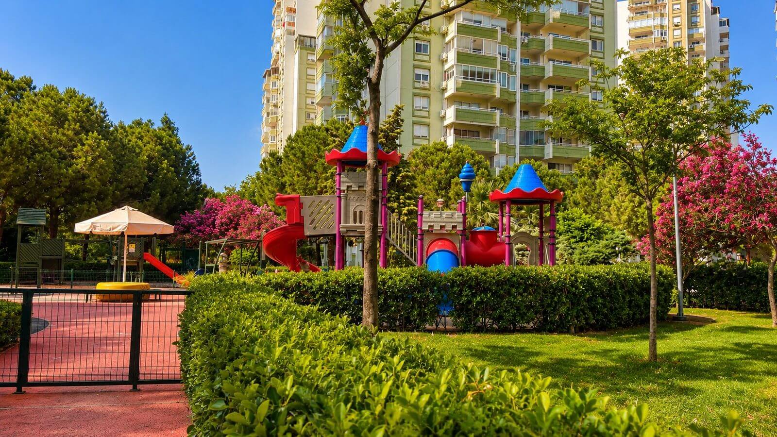 Renkli dış mekan oyun parkı